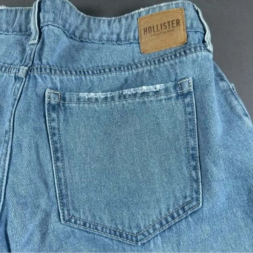 Hollister Low-Rise Medium Wash Baggy Jeans, size 10R, like new condition